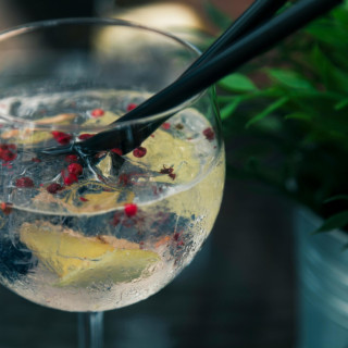 verre de cocktail avec fleurette