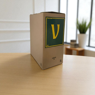 BIB 3L de Verveine Racine 'V' 32% posé sur une table en bois clair dans un intérieur lumineux.