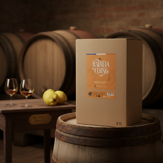 BIB 5L de Ratafia de Coing dans un chai, posé sur un tonneau avec deux verres de dégustation.