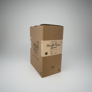 Cubi de Vieille Poire : Eau-de-vie artisanale est positionné sur un fond blanc uni.