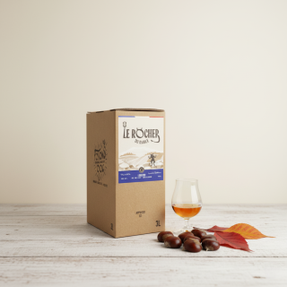 BIB 3L Le Rocher du Diable liqueur de châtaigne, présenté avec un verre de dégustation et feuilles d'automne