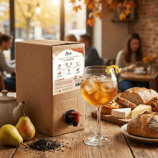 Verre de mocktail premium La Bohème servi sur glace avec une tranche de poire - Texture veloutée