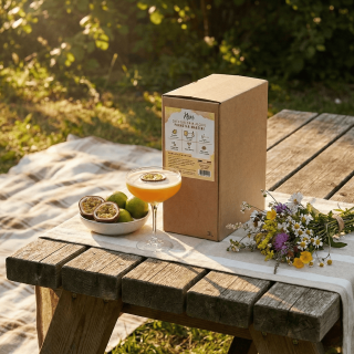 Verre de Pornstar Martini sans alcool avec demi-fruit de la passion servi lors d'un pique-nique ensoleillé