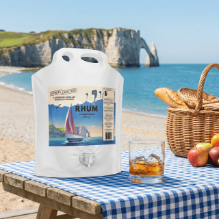 Pique-nique avec le Rhum de Normandie Spirits Explorer en format poche éco-responsable sur la plage