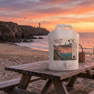 Apéritif au coucher de soleil avec la Vodka de Normandie Spirits Explorer en format poche convivial