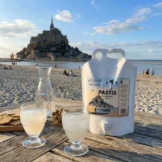 Dégustation de Pastis de Normandie Spirits Explorer face au Mont Saint-Michel - Format convivial 3L pour l'apéritif sur la plage