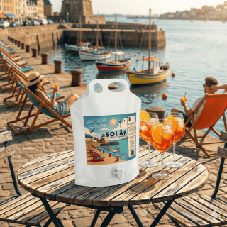 Étiquette illustrée SOLÂR : Recette du Spritz Normand et paysage de port ensoleillé à Cherbourg