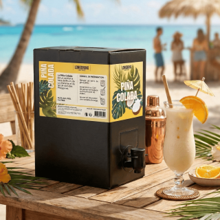 Cubi de cocktail Piña Colada 5L prête à servir sur une table en bois à la plage