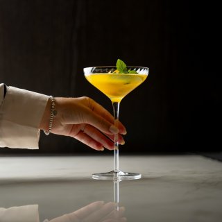 Cocktail Passion Star Martini servi frais dans une coupe élégante, prêt à être dégusté