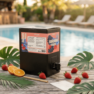 Cubi de cocktail Daïquiri Fraise 5 litres Longdrinx au bord d'une piscine.