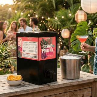Cubi de cocktail Cosmopolitan prêt à boire sur une table en bois lors d'un apéro en extérieur