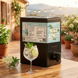 BIB de 5 litres de Hugo Spritz The Longdrinx Company sur une table en terrasse au soleil avec un verre de cocktail frais