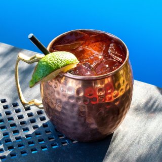 Verre de cocktail Moscow Mule ultra-frais servi dans son véritable mug en cuivre