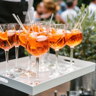 Plateau de verres remplis de cocktail Virgin Spritz sans alcool avec glaçons et tranches d'orange fraîche