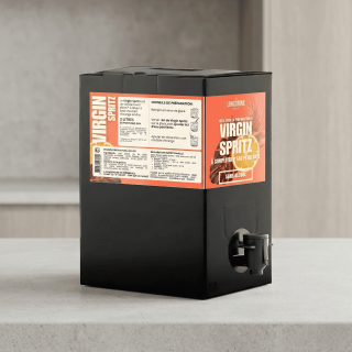 Gros plan sur le cubi 3 litres de Virgin Spritz sans alcool The Longdrinx Company posé sur un plan de travail clair
