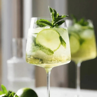 Verre de cocktail Virgin Mojito sans alcool très frais, garni de glaçons