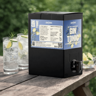 Fontaine de 5 litres de cocktail Gin Tonic The Longdrinx Company posée sur une table en bois en extérieur