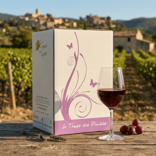 Cubi de vin rouge 5L Le Temps des Plaisirs servi en verre face au vignoble
