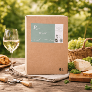 Cubi de vin blanc Rivière 5L partagé en extérieur sur une table en bois