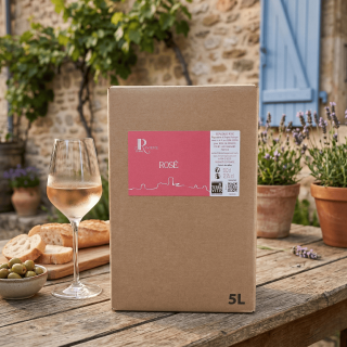 Fontaine 5L de vin rosé J. Rivière sur une table en bois en extérieur avec un verre de vin frais et des olives