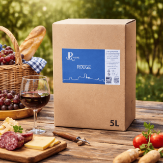 BIB de vin rouge 5L J. Rivière sur une table de pique-nique en bois avec verre rempli, charcuterie et fromage