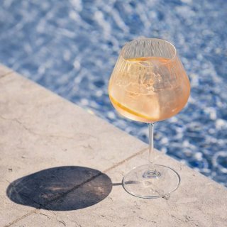 Verre de cocktail Pamela Tonic servi au bord d'une piscine