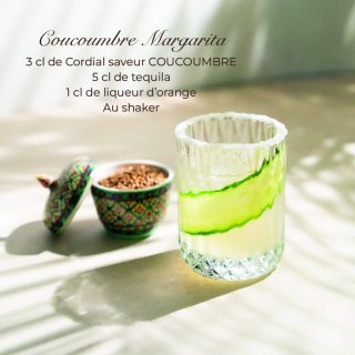 Verre de cocktail Coucoumbre Margarita givré au sel et décoré d'une tranche de concombre
