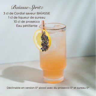 Verre de cocktail Baïasse Spritz rafraîchissant garni d'une tranche de citron et de lavande