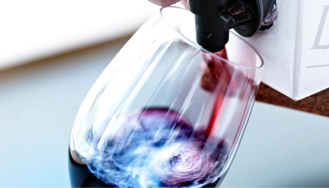 Tutoriel : Personne se servant un verre de vin grâce au robinet verseur