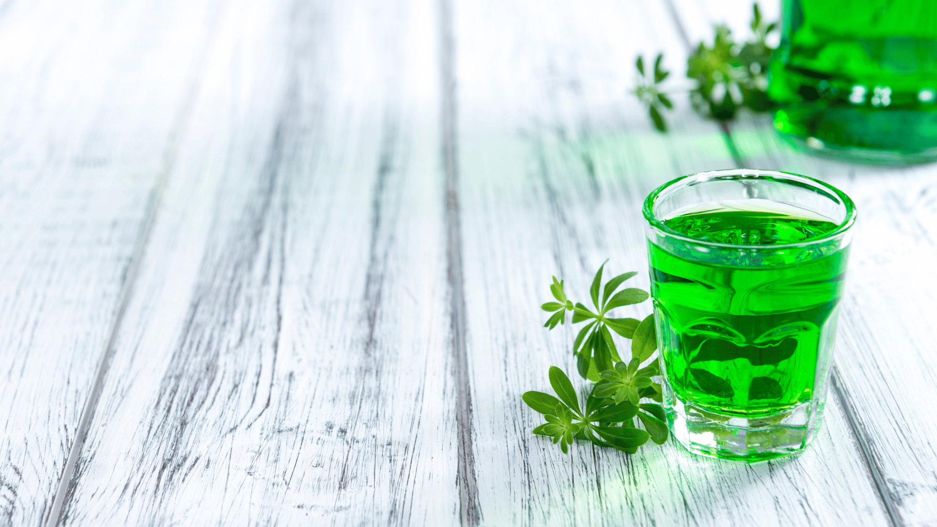 Comment est produite la liqueur de sapin bio de Maison 16 ?